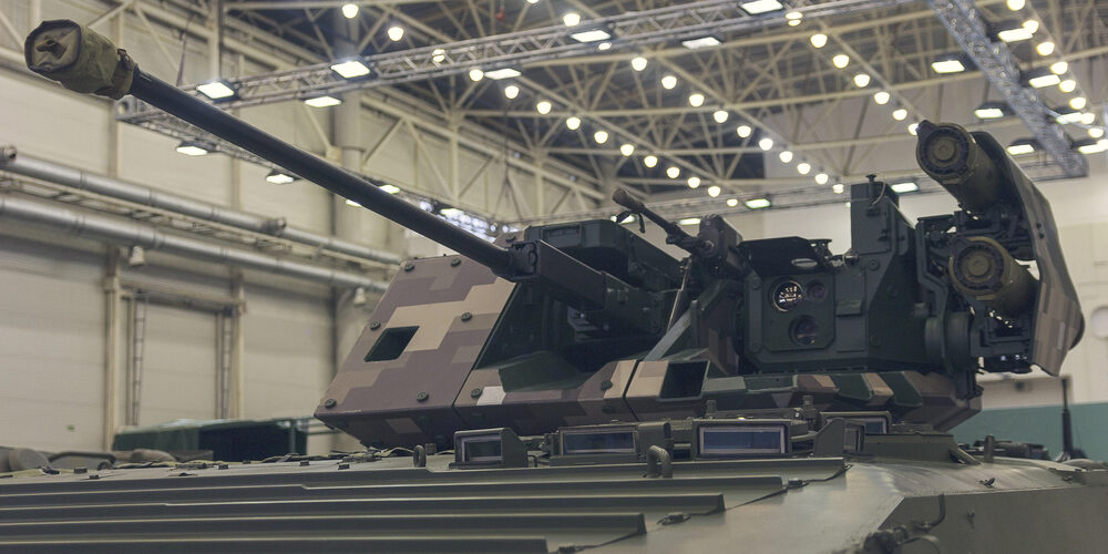 Blick auf einen Panzer in einer Halle