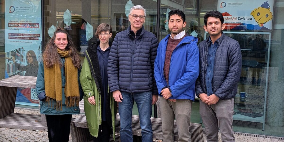 Projektleiterin Prof. Katharina Jebsen-Plättner (2.v.l.), Prof. Dr. rer. nat. Hardy Müller (mitte) und drei Nachwuchsforscher des Projektteams "ConFiTex". Foto: Claudia Zahn / Westsächsische Hochschule Zwickau