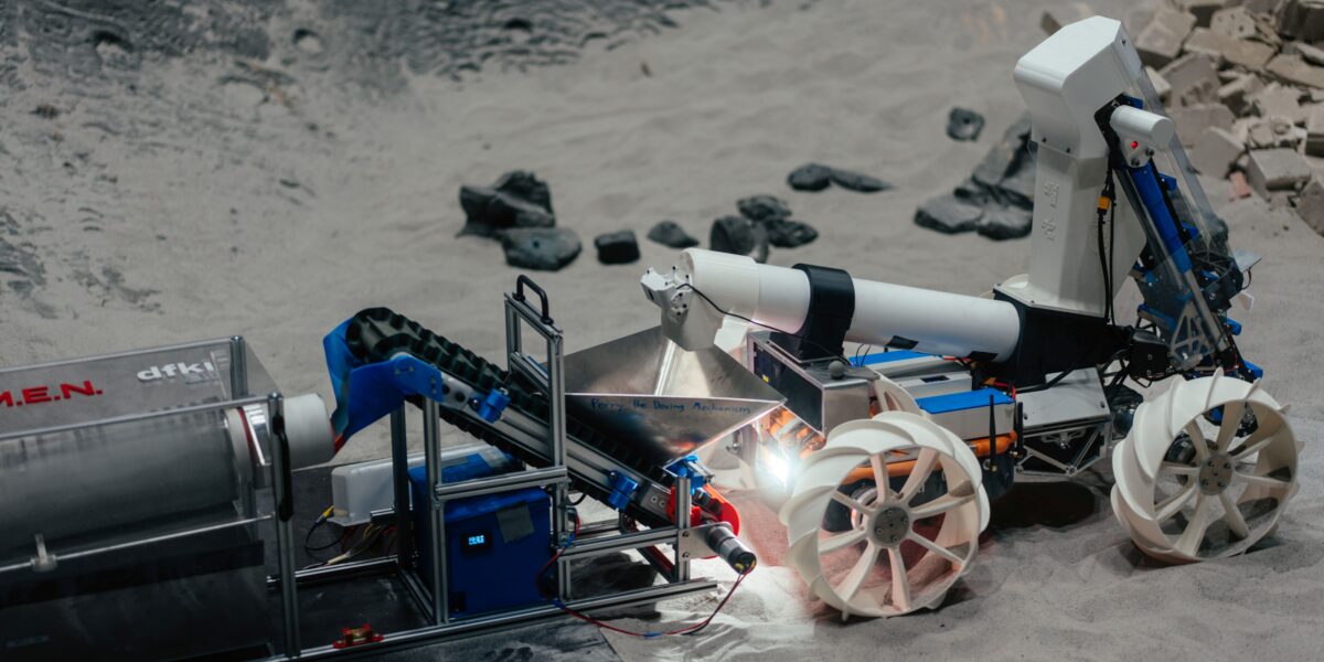 Wie aus Mondstaub Sauerstoff wird: Neue Verfahren und Robotik zeigen, wie Mondmissionen künftig Ressourcen direkt vor Ort nutzen könnten.

Foto: DFKI, Jimmy Dao Sheng Liu