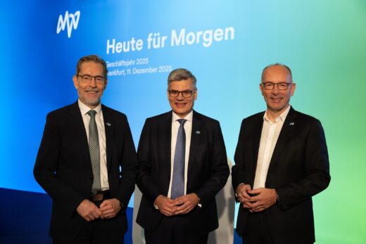Vorrstandsmitglieder von MVV Energie auf der Pressekonferenz 2025 in Frankfurt am Main: Hansjörg Roll (Technik) Gabriël Clemens (Vorsitzender des Vorstands) Ralf Klöpfer (Vertrieb) (von links nach rechts). Foto: MVV
