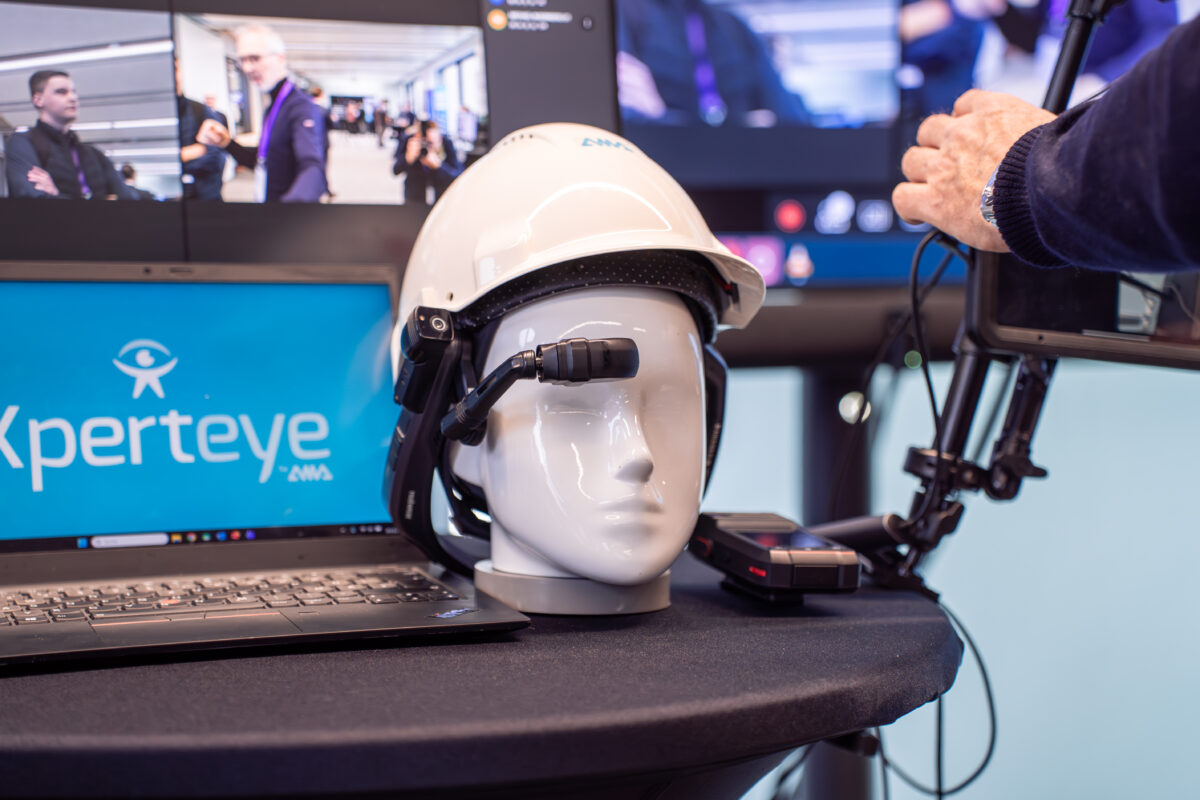Ein Smart-Helm mit optischem Assistenzmodul auf der Ausstellung der smartAI 2025. Foto: VDI Wissensforum