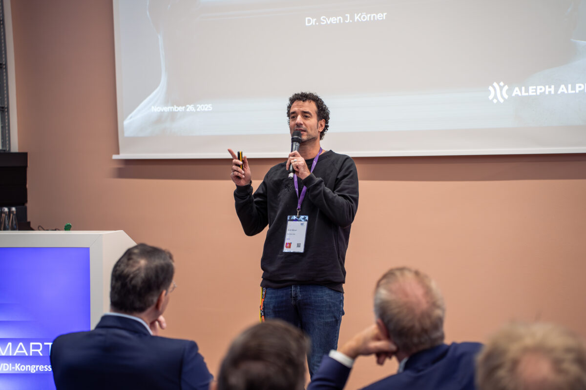 Dr. Sven J. Körner bei seiner Keynote Präsentation auf dem smartAI Kongress 2025 Foto: VDI Wissensforum