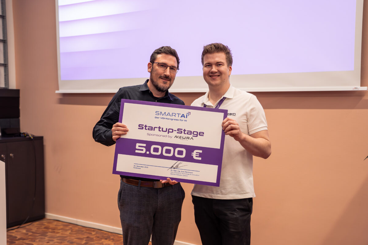 Dr. Arne Nordmann und Julian Ernst bei der Übergabe des Preisgeldes für den Gewinn der Startup-Stage. Foto: VDI Wissensforum