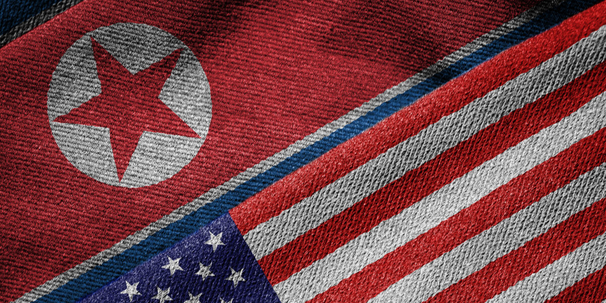Flaggen von Nordkorea und den USA