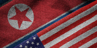 Flaggen von Nordkorea und den USA