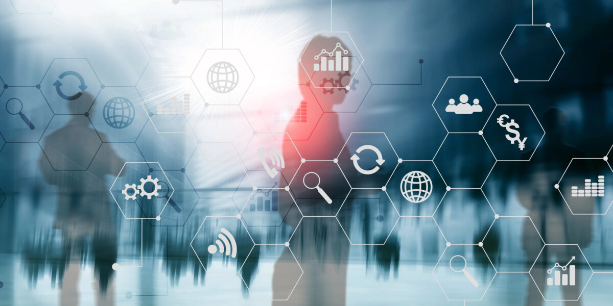 Diagramme und Symbole auf einem Hologramm-Bildschirm. Geschäftsleute und eine moderne Stadt im Hintergrund