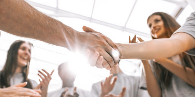 Leute, es geht doch nur zusammen. Aber wenn ihr unbedingt Generationenbashing betreiben wollt, dann gibt es da noch eine Gruppe, die bislang einfach mal unsichtbar ist in den ganzen Diskussionen und Medienhypes geblieben ist, weil sie sich nicht lautstark zu Wort meldet. Foto: Smarterpix/albertyurolaits