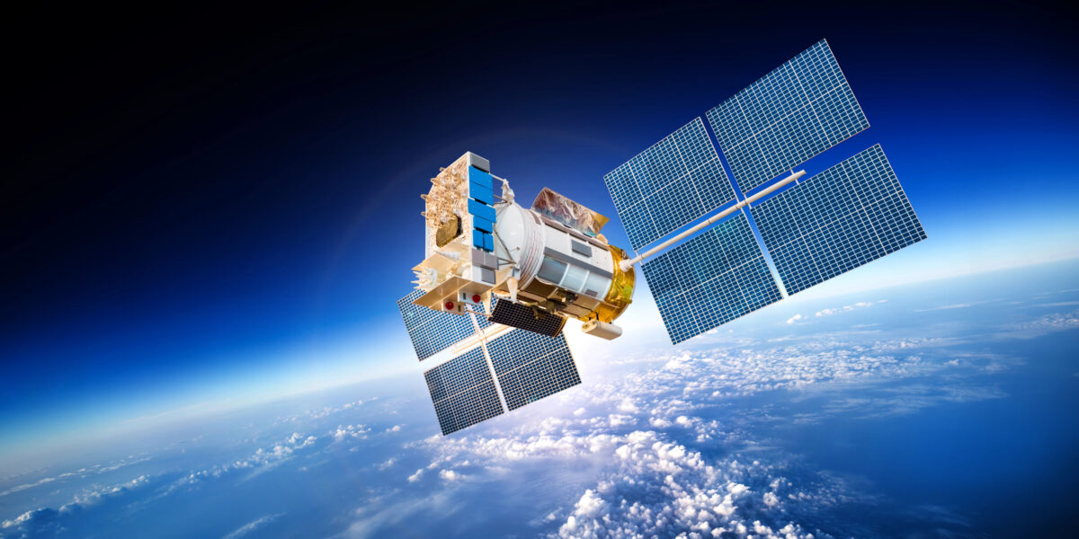 Satellitenstörungen treffen weit mehr als Flugzeuge. Ein Interview über GNSS-Risiken, kritische Infrastruktur und die wachsende Bedeutung von Resilienz. Foto: Smarterpix / cookelma