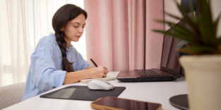 Eine Frau arbeitet im Home-Office