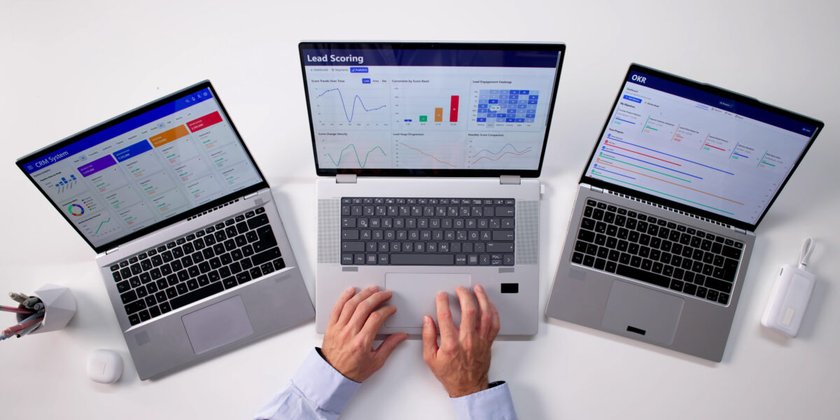 Ein Mann arbeitet am Computer Top CRM Software Manager Protecting Business Sales And Marketing Dashboards