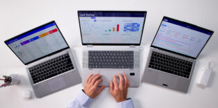 Ein Mann arbeitet am Computer Top CRM Software Manager Protecting Business Sales And Marketing Dashboards