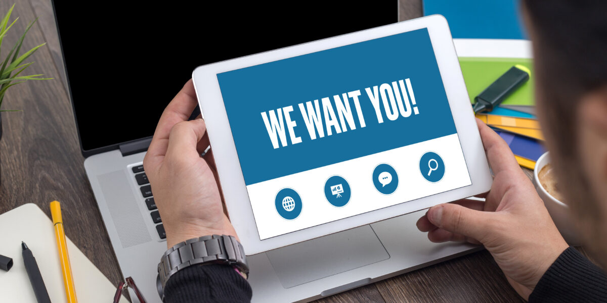 Mann schaut auf Tablet