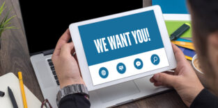 Mann schaut auf Tablet