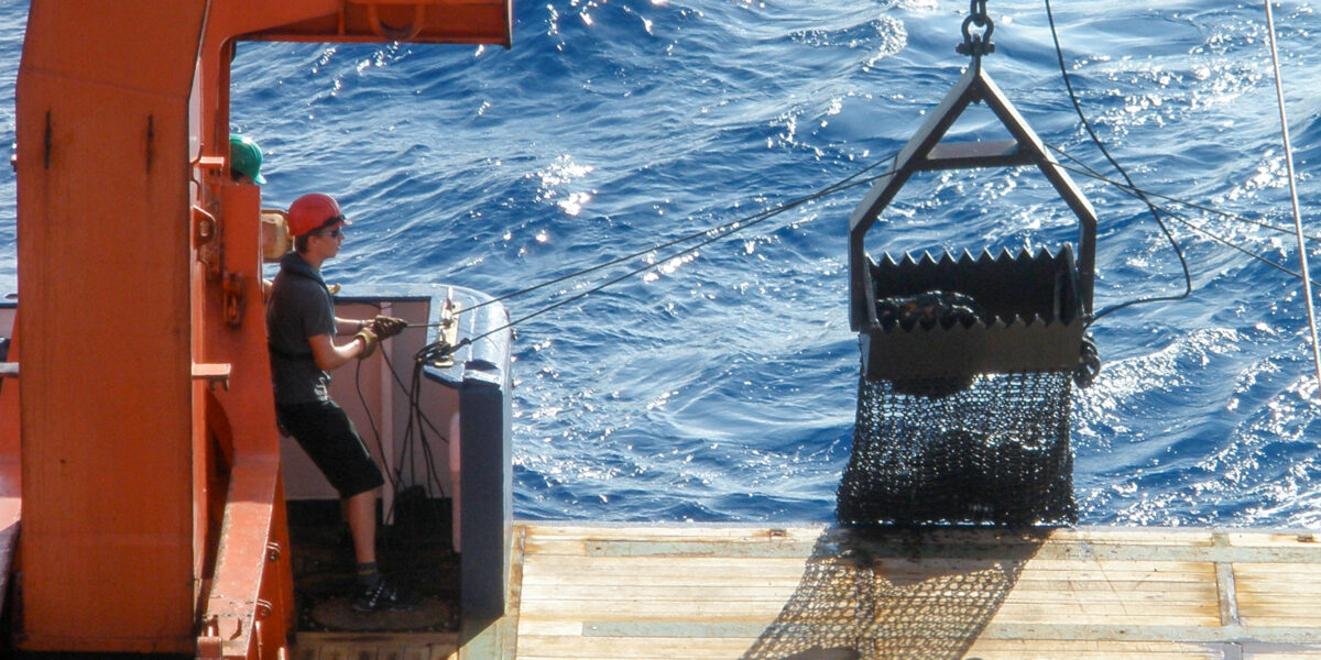 Die Kettensackdredge kommt zurück an Bord: Mit ihr können gezielt Gesteinsproben aus mehreren tausend Metern Wassertiefe genommen werden