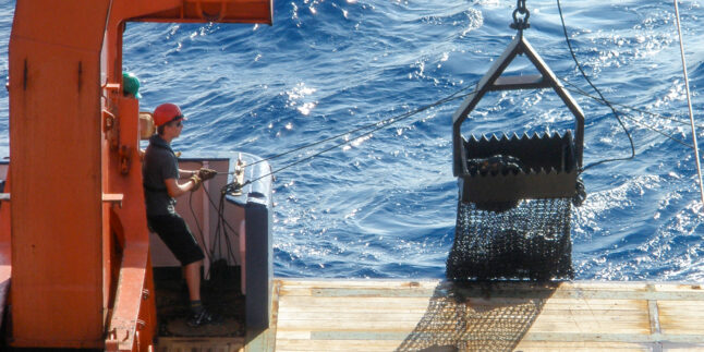 Die Kettensackdredge kommt zurück an Bord: Mit ihr können gezielt Gesteinsproben aus mehreren tausend Metern Wassertiefe genommen werden