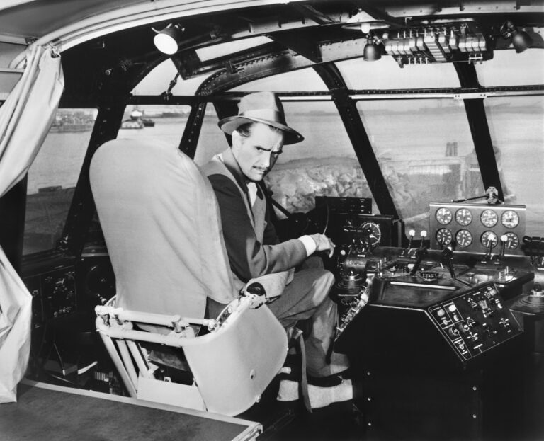 Konstrukteur Howard Hughes im Cockpit seiner Spruce Goose