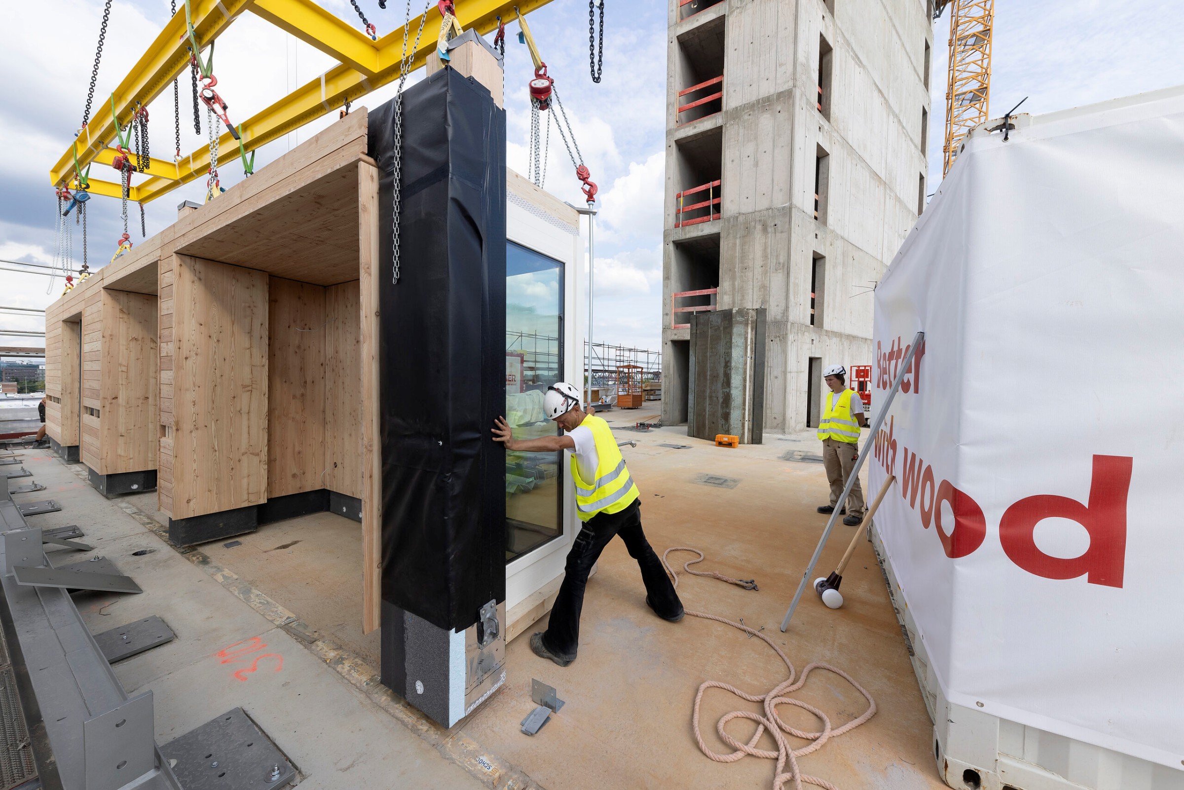 Der Bau des Holzhochhauses erfolgte per Modulbauweise, wodurch die Bauzeit reduziert wurde. Foto: Garbe Urban Real Estate Germany