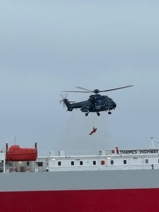 Eine Einsatzkraft wird nach Abschluss des Einsatzes per Winsch an Bord geholt