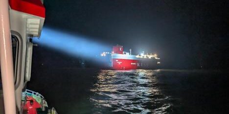 Im Einsatz für einen Maschinenbrand an Bord des Autotransporters "Thames Highway": Der Seenotrettungskreuzer HAMBURG der Deutschen Gesellschaft zur Rettung Schiffbrüchiger (DGzRS).