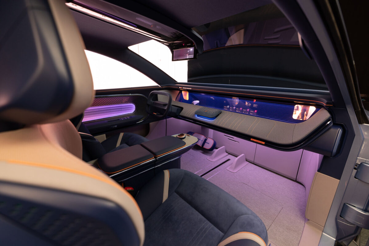 Das Innere des Forvia Saphir mit Skyline-Display.