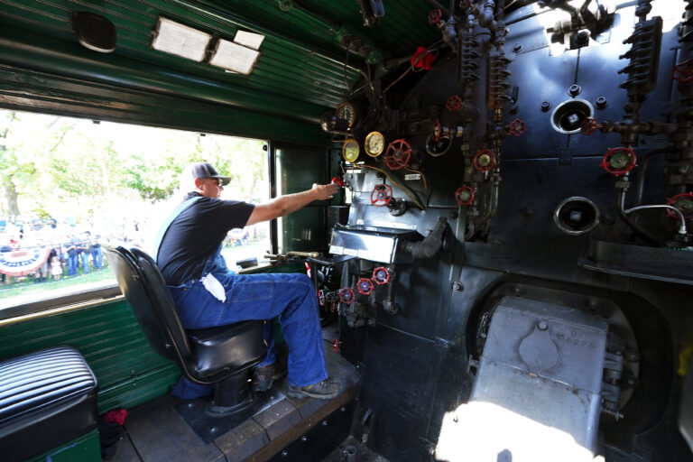 Der Lokführer Kirk Clark betätigt die Pfeife der Dampflokomotive Union Pacific 4014 Big Boy, bevor er den Bahnhof Kirkwood, Missouri Amtrack verlässt.
