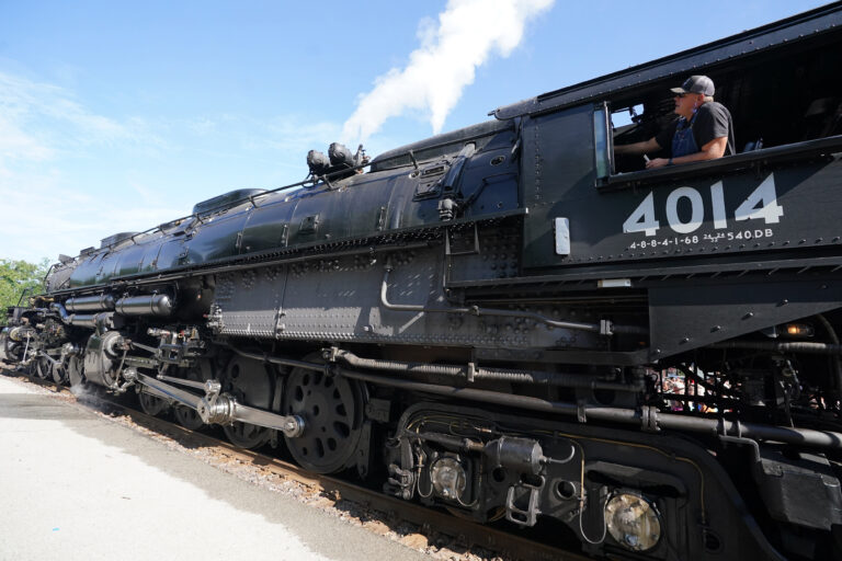 Der Zugführer Kirk Clark bereitet sich darauf vor, die Dampflokomotive Union Pacific 4014 Big Boy aus dem Amtrack-Bahnhof in Kirkwood, Missouri, zu fahren.