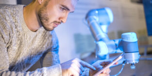 Ein Ingenieur arbeitet mit KI