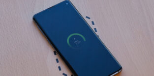 Smartphone das mit Strom ohne Kabel geladen wird