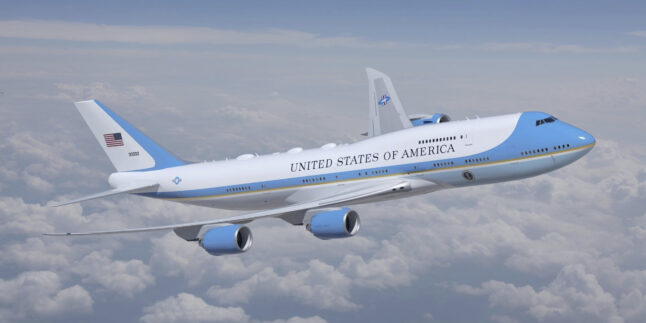 Die VC-25A über den Wolken