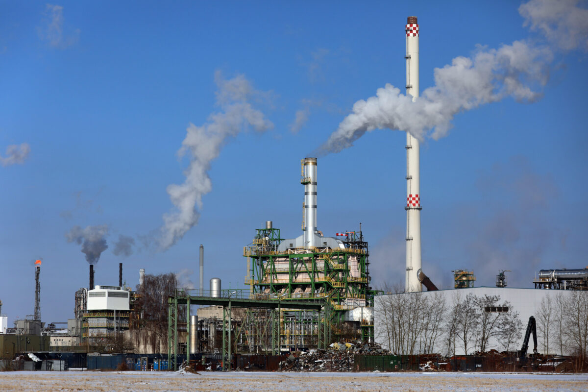 Bei den Prozessen in der Papierfabrik entsteht CO2, das aktuell noch in die Atmosphäre entweicht. Foto: picture alliance / Caro | Sorge