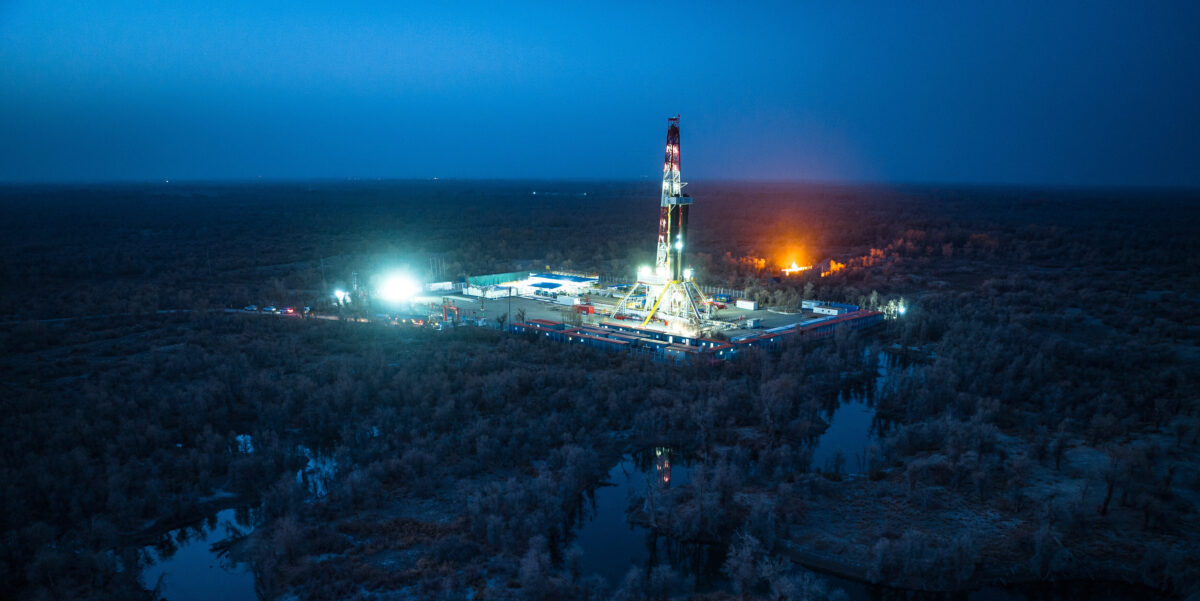 Ölbohrturm im chinesischen Xinjiang. Die Suche nach weißem Wasserstoff funktioniert mit ähnlicher Technologie. Foto: picture alliance / Xinhua News Agency | Xiao Yijiu