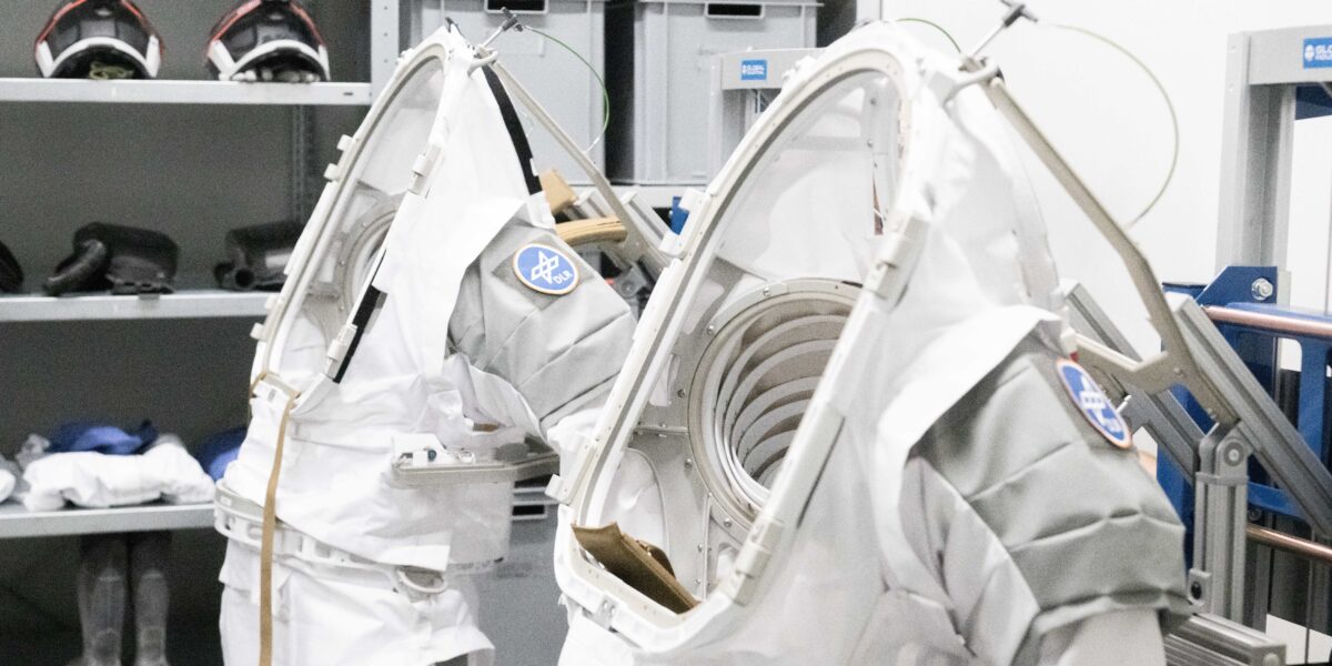 Zwei Übungsraumanzüge für den Einsatz auf der neuen Mond-Trainingsanlage im Europäischen Astronautenzentrum (EAC) der ESA.