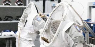 Zwei Übungsraumanzüge für den Einsatz auf der neuen Mond-Trainingsanlage im Europäischen Astronautenzentrum (EAC) der ESA.