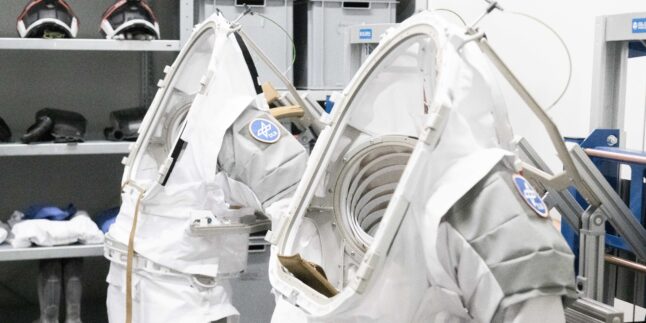 Zwei Übungsraumanzüge für den Einsatz auf der neuen Mond-Trainingsanlage im Europäischen Astronautenzentrum (EAC) der ESA.