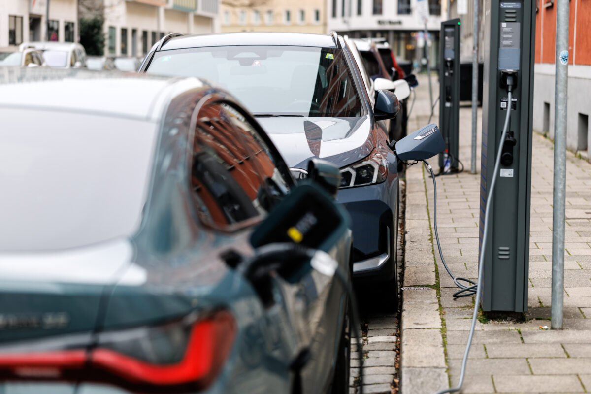 Ladesäulen in der Münchener Innenstadt. Mehr Ladesäulen wird es durch die neue E-Auto-Förderung 2026 nicht unbedingt geben.