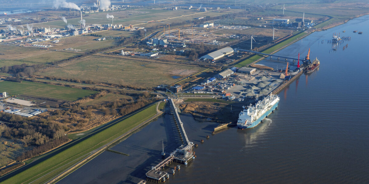 LNG-Terminals in Deutschland tragen inzwischen relevant für die Sicherheit der Gasversorgung bei. Dadurch werden die Füllstände von Gasspeichzern wniger kritisch. Foto: picture alliance / imageBROKER | Holger Weitzel