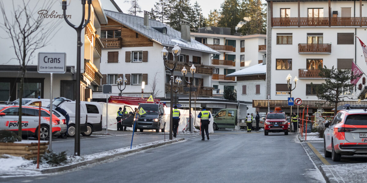 . In Crans-Montana, dem Ort der Explosion, sind Polizisten im Einsatz