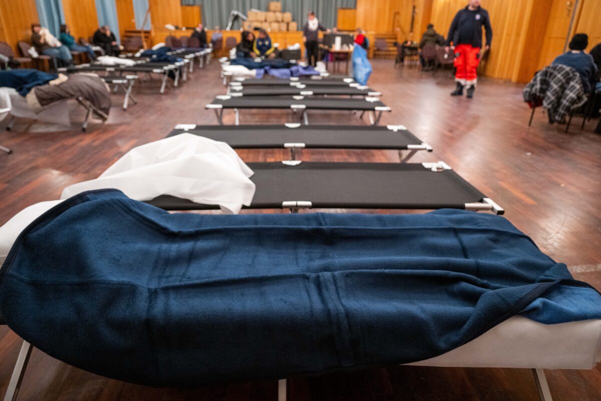 Feldbetten die wegen dem Blackout in Berlin im Bezirksamt Zehlendorf aufgestellt wurden