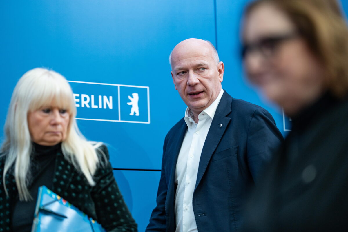 Berlins Regierender Bürgermeister Kai Wegner (CDU, Mitte)