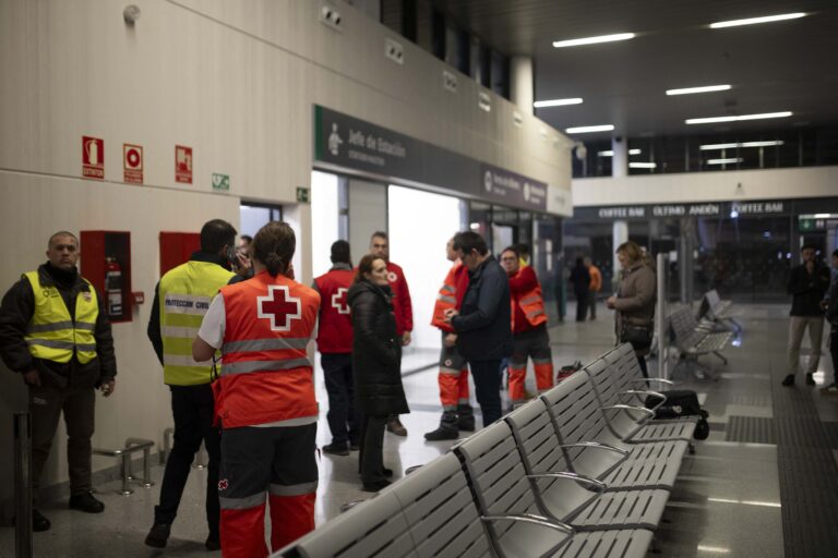 Rettungskräfte und Hinterbliebene