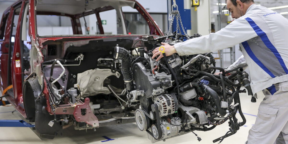Ein Mitarbeiter von VW Zwickau demontiert einen Dieselmotor