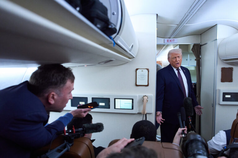 Donald Trump spricht mit Journalisten an Bord der „Air Force One“