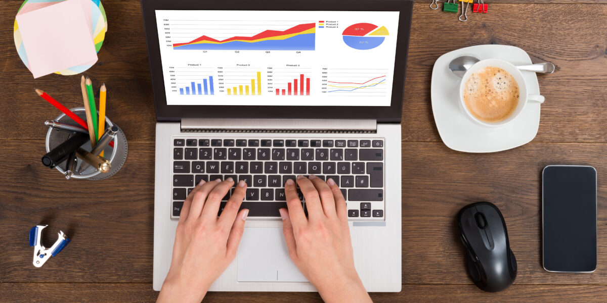 aufgeräumter Schreibtisch