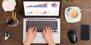 aufgeräumter Schreibtisch