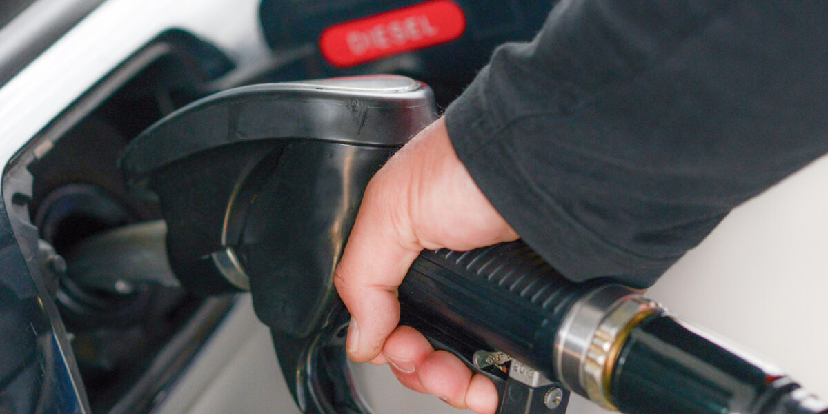 Eine Person tankt ihr Auto an einer Dieselzapfsäule.