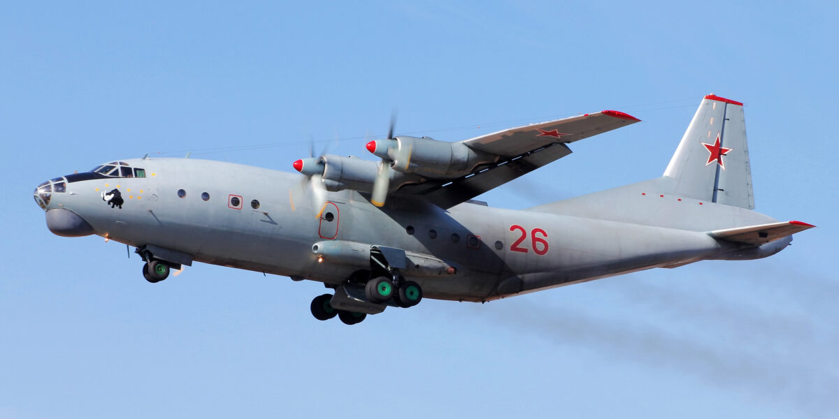 Eine Antonow An-12 aus Russland in der Luft