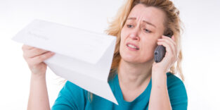 Frau hält fehlerhafte Kündigung in der Hand