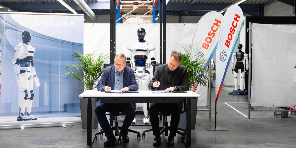 Partner für physische KI in der Robotik:  Neura Robotics und die Robert Bosch Robotics GmbH gehen eine strategische Technologie- und Entwicklungspartnerschaft ein. Im Bild Peter Svejkovsky, Leiter Bosch gewerblicher Rechtsschutz, und David Reger, Gründer und CEO von Neura Robotics, bei der Vertragsunterzeichnung. Foto: NEURA Robotics