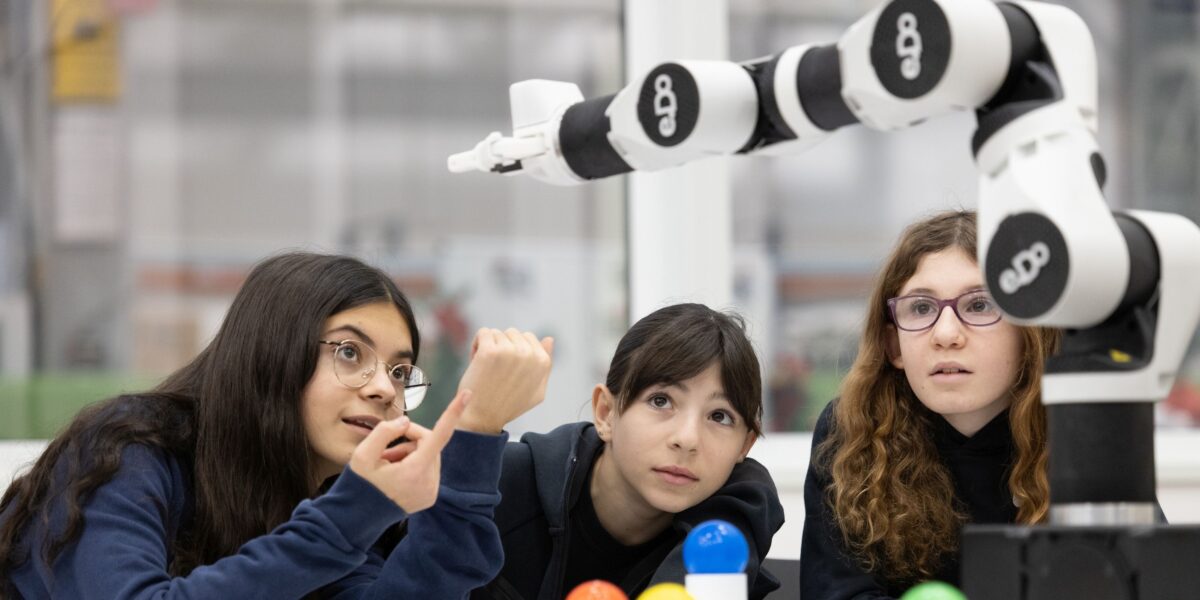 Roboter helfen dabei, den Arbeitsplatz für junge Menschen attraktiver zu machen. Das jedenfalls behauptet die International Federation of Robotics (IFR). Die Organisation geht zugleich davon aus, dass Roboter den Fachkräftemangel entschärfen können. Foto: Comau