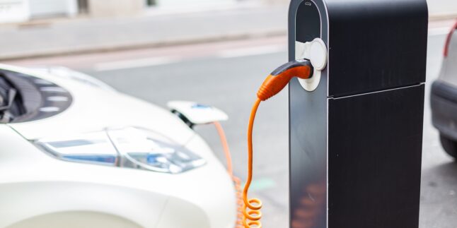 E-Auto an einer Ladesäule in der Stadt.